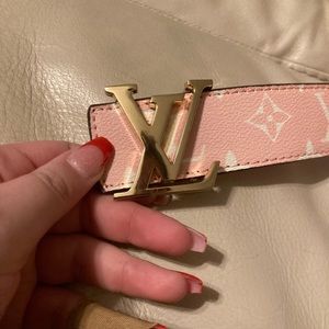 Louis Vuitton belt gently use Doesnt come with original box size 44/100